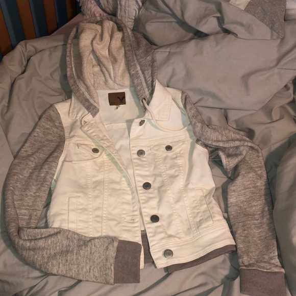 White denim jacket from american eagle. - Picture 1 of 3